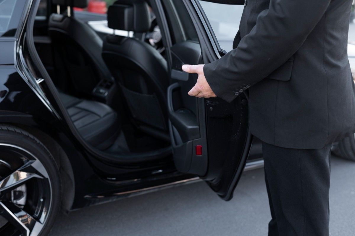 Customised half-day and full-day packages of limousine services